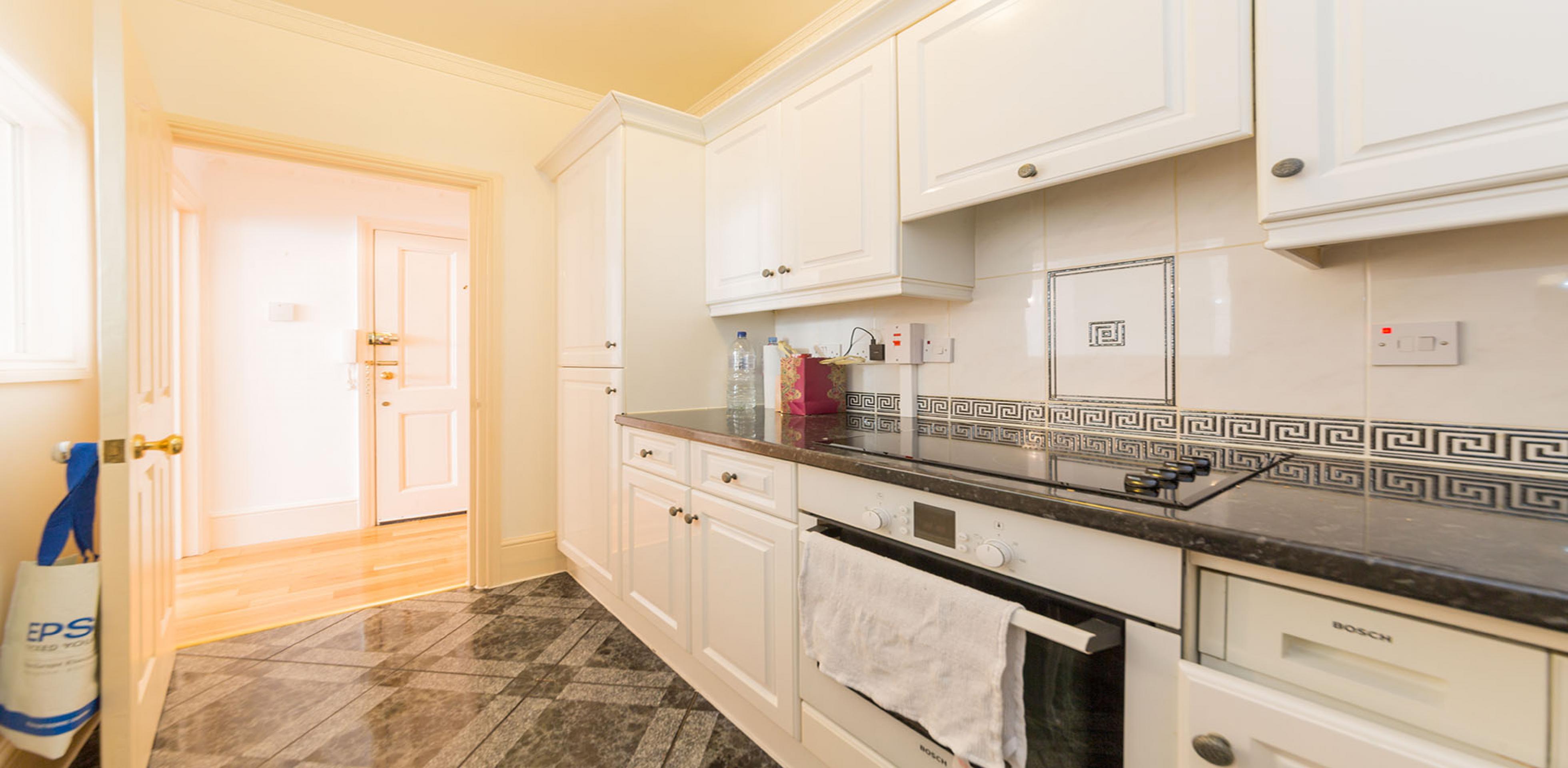 			1 Bedroom, 1 bath, 1 reception Flat			 Constantine Road, HAMPSTEAD HEATH NW3 NW3
